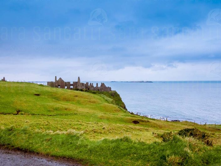 Vista sul mare dalle rovine del castello medievale Dunluce, situato sul bordo di un affioramento di basalto nella contea di Antrim in Irlanda del Nord © Sara Sangalli