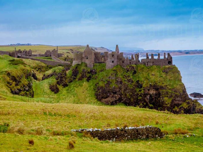 Le rovine del castello medievale Dunluce, che si trova sul bordo di un affioramento di basalto nella contea di Antrim in Irlanda del Nord © Sara Sangalli