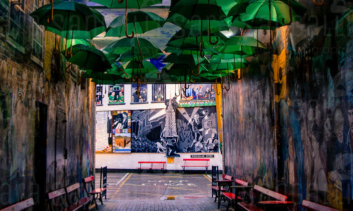 The Courtyard : Murals Square , The Duke of York pub, Belfast Irlanda del Nord