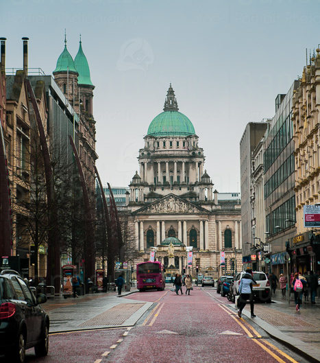 Facciata frontale del municipio di Belfast, vista da Donegal Place, via dello shopping © Sara Sangalli