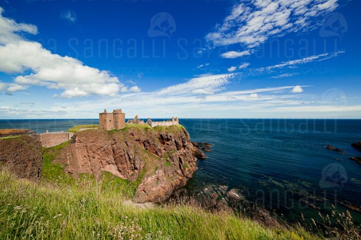 Castello di Dunnottar in Scozia, Regno Unito, Vista della costa e delle rovine del Castello