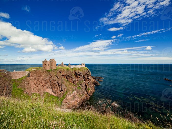 Castello di Dunnottar in Scozia, Regno Unito, Vista della costa e delle rovine del Castello