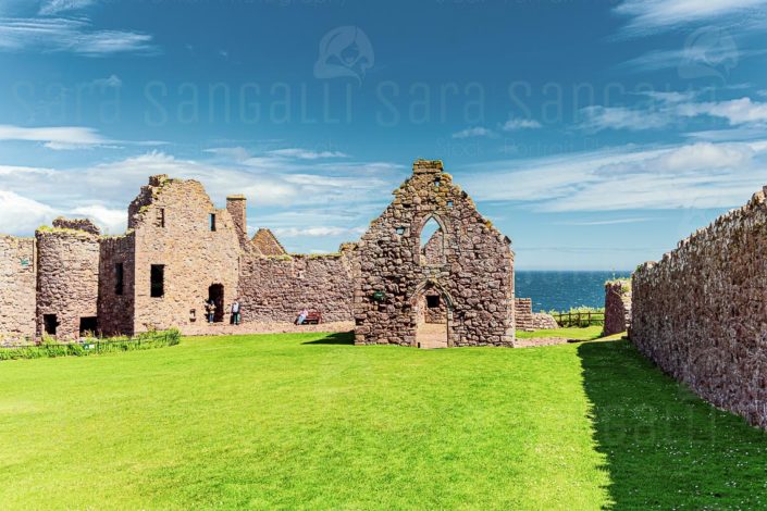L'interno del Castello di Dunnottar e le sue rovine, Scozia, Regno Unito