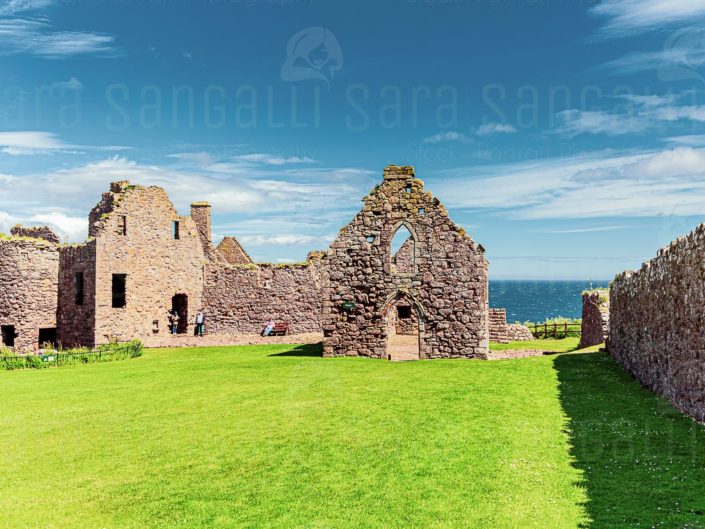 L'interno del Castello di Dunnottar e le sue rovine, Scozia, Regno Unito