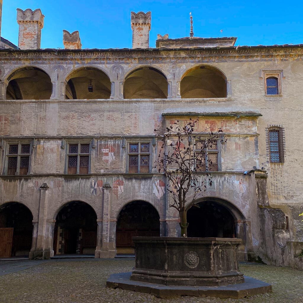 Il cortile all'ingresso del Castello di Issogne