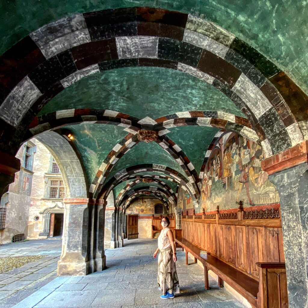 Un portico decorato cn affreschi del Castello di Issogne