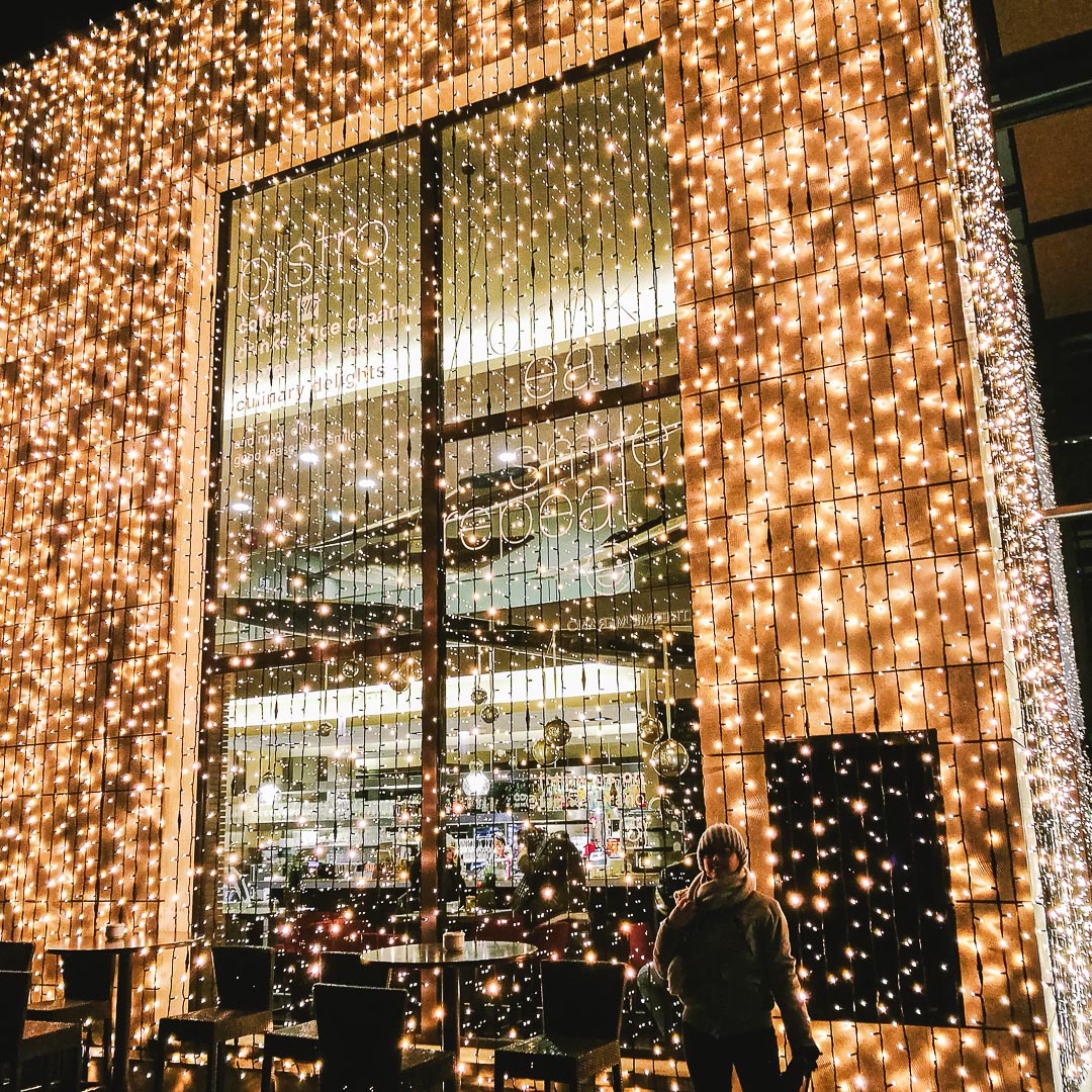 Esterno addobbato con luci natalizie delle Terme di Merano/ © Sara Sangalli